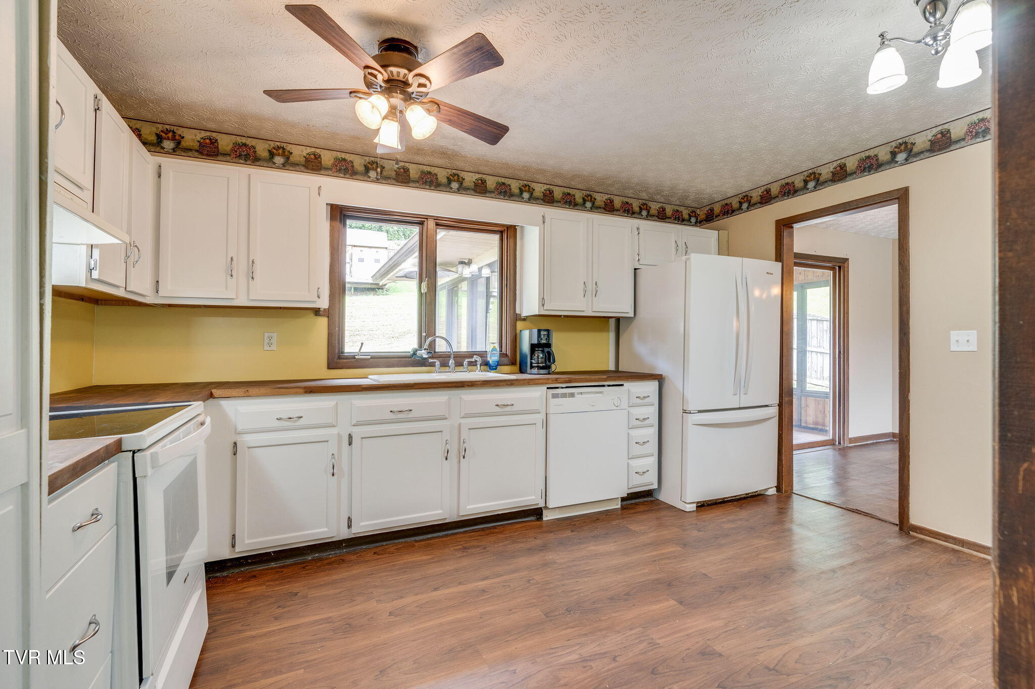 233 Hidden Acres Road Kingsport, TN 37664 - Photo 12 of 41 012