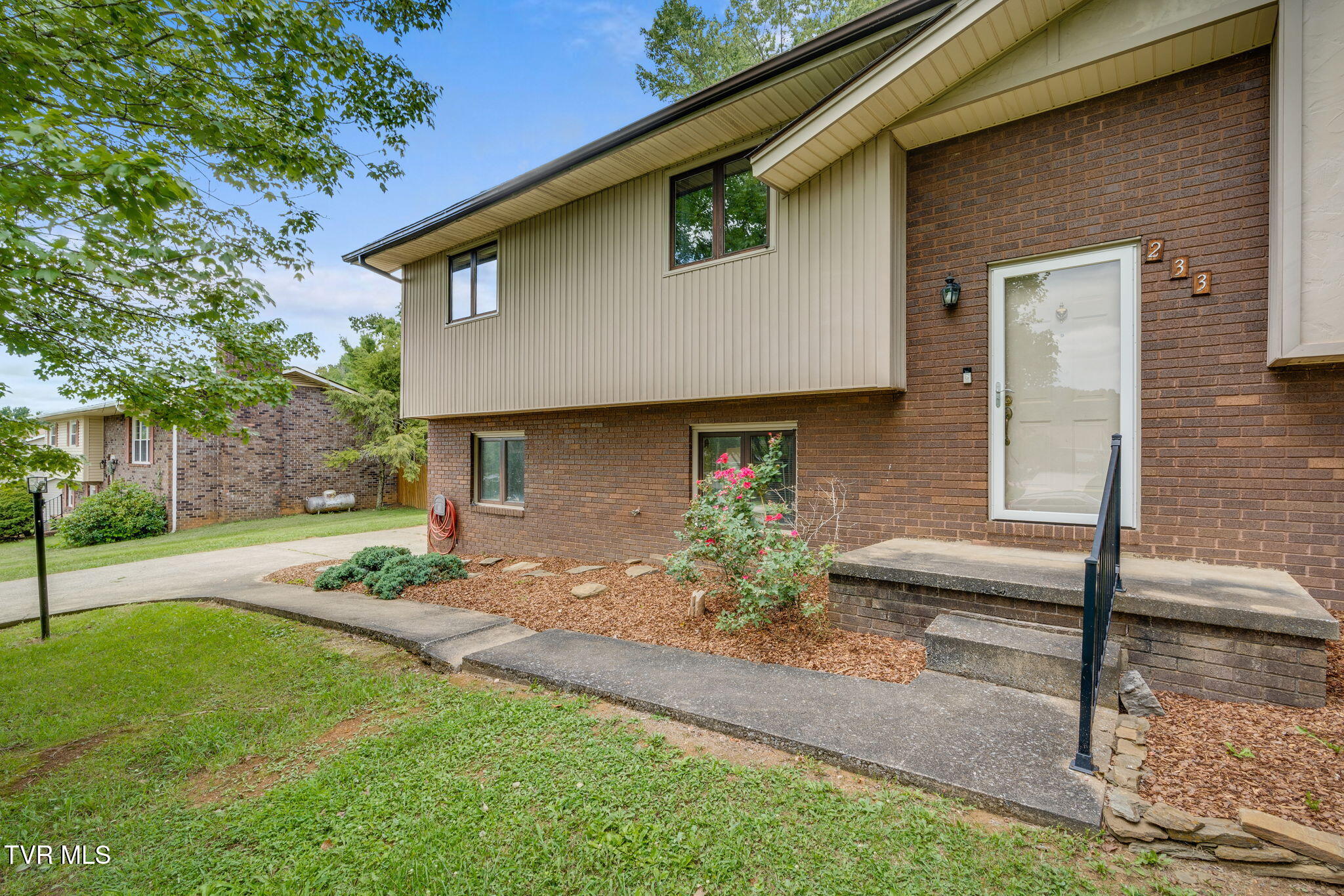 233 Hidden Acres Road Kingsport, TN 37664 - Photo 3 of 41 003