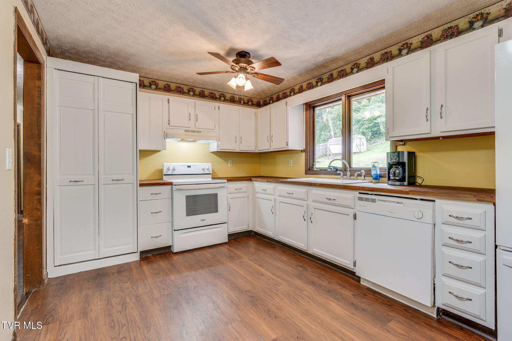 233 Hidden Acres Road Kingsport, TN 37664 - Photo 10 of 41 010