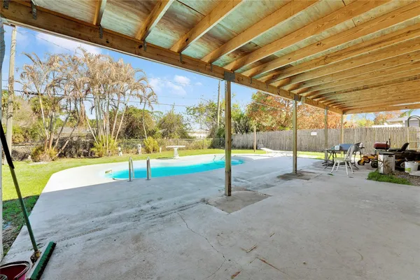 $280,000 | 2424 1st Place Southwest, Vero Beach, FL 32962