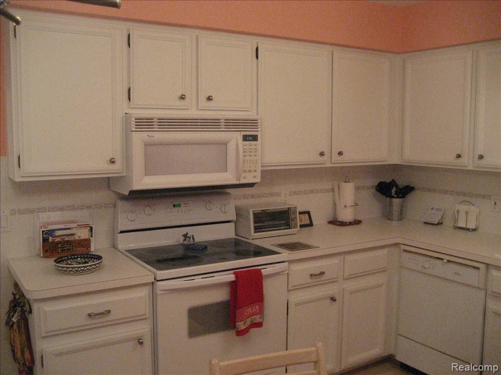 29676 Middlebelt Road, Unit 1202 Farmington, MI 48334 - Photo 3 of 16 Kitchen b