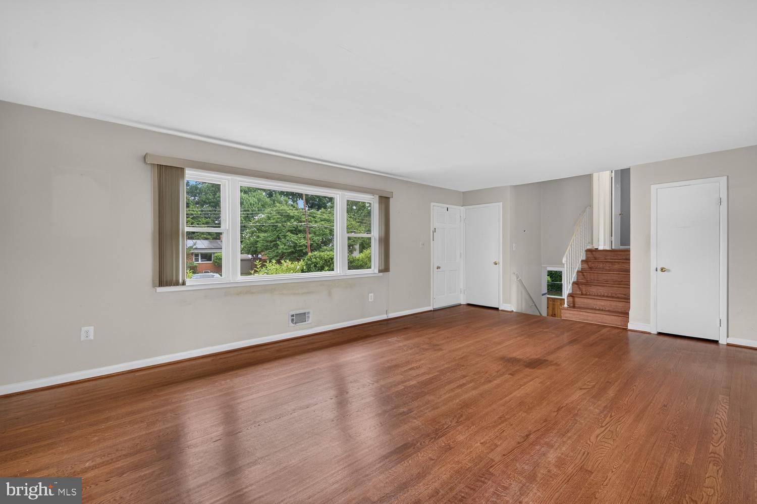 7011 Sea Cliff Road McLean, VA 22101 - Photo 4 of 37 Entrance/Living Room