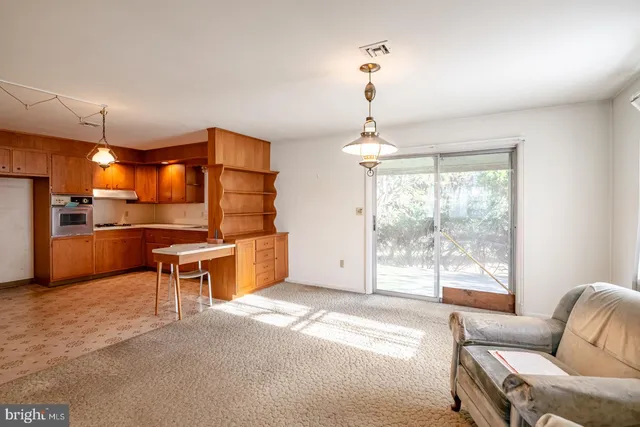 a view of a livingroom with furniture