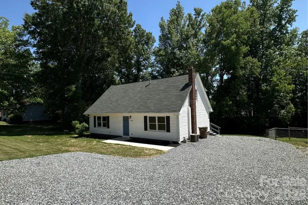 $297,000 | 806 South Laurel Street, Lincolnton, NC 28092