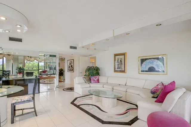 $3,900 | 5279 Fountains Drive South, Unit 305, Lake Worth, FL 33467