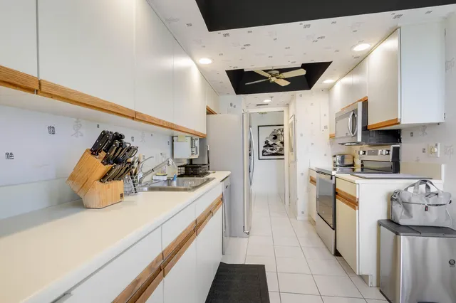 $3,900 | 5279 Fountains Drive South, Unit 305, Lake Worth, FL 33467