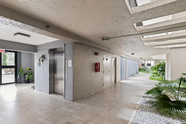 $3,900 | 5279 Fountains Drive South, Unit 305, Lake Worth, FL 33467