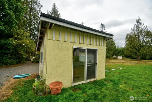 a view of a back yard of the house