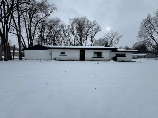 a view of house with a yard