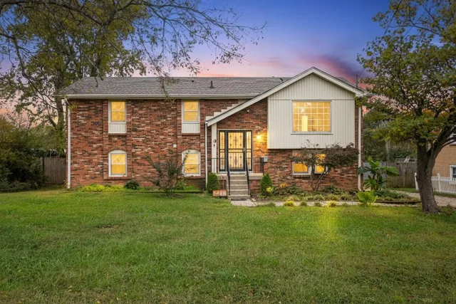 a view of a house with backyard and garden