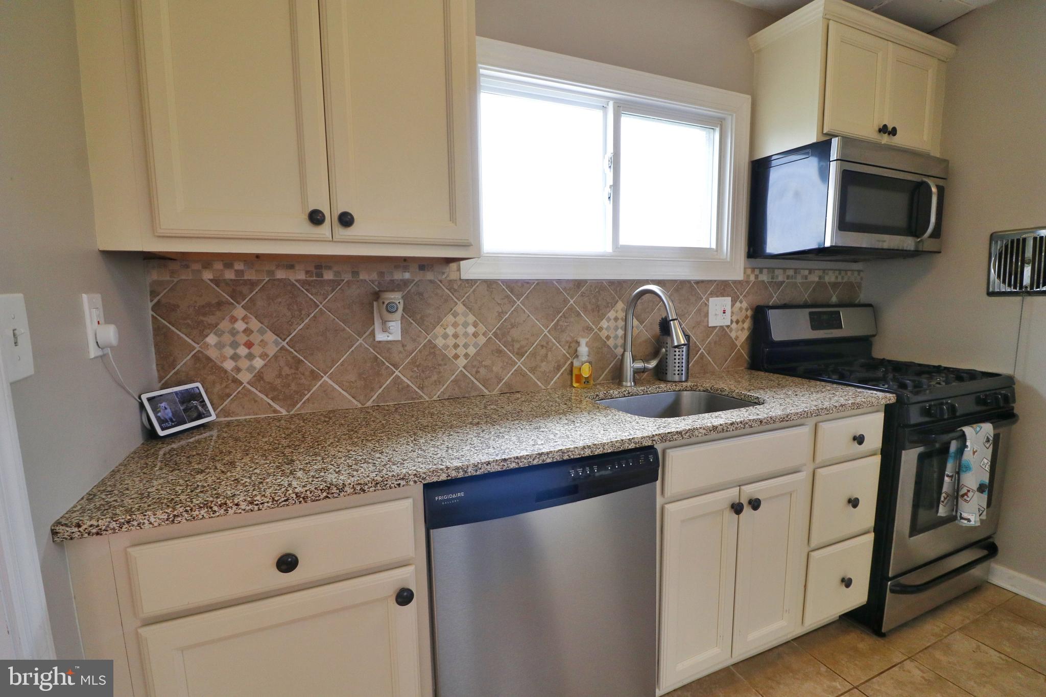 8601 Saddler Road Baltimore, MD 21234 - Photo 10 of 25 Tile backsplash and gas cooking
