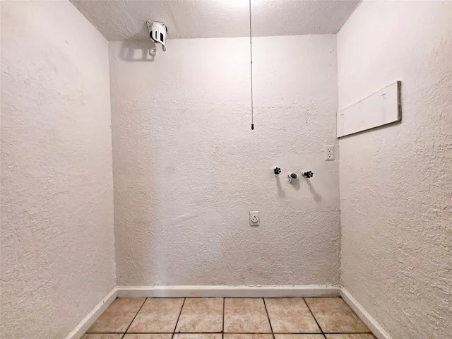 a view of backyard of the house