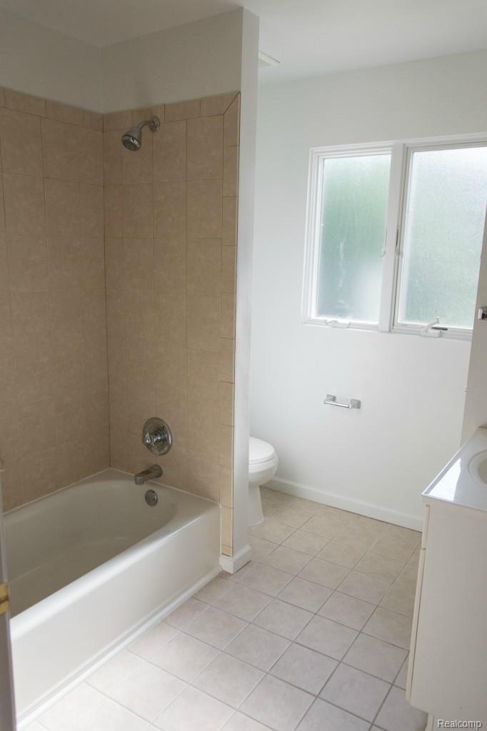 10685 Stark Road Livonia, MI 48150 - Photo 24 of 29 2nd floor Guest bathroom