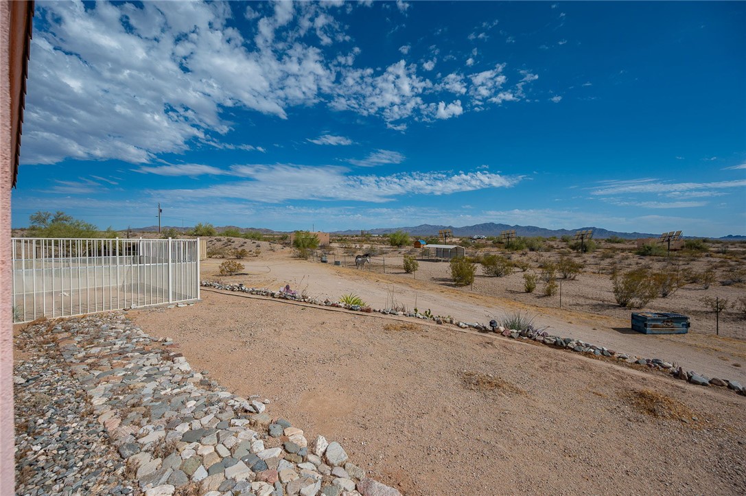 16876 Lawton Road Yucca, AZ 86438 - Photo 8 of 41