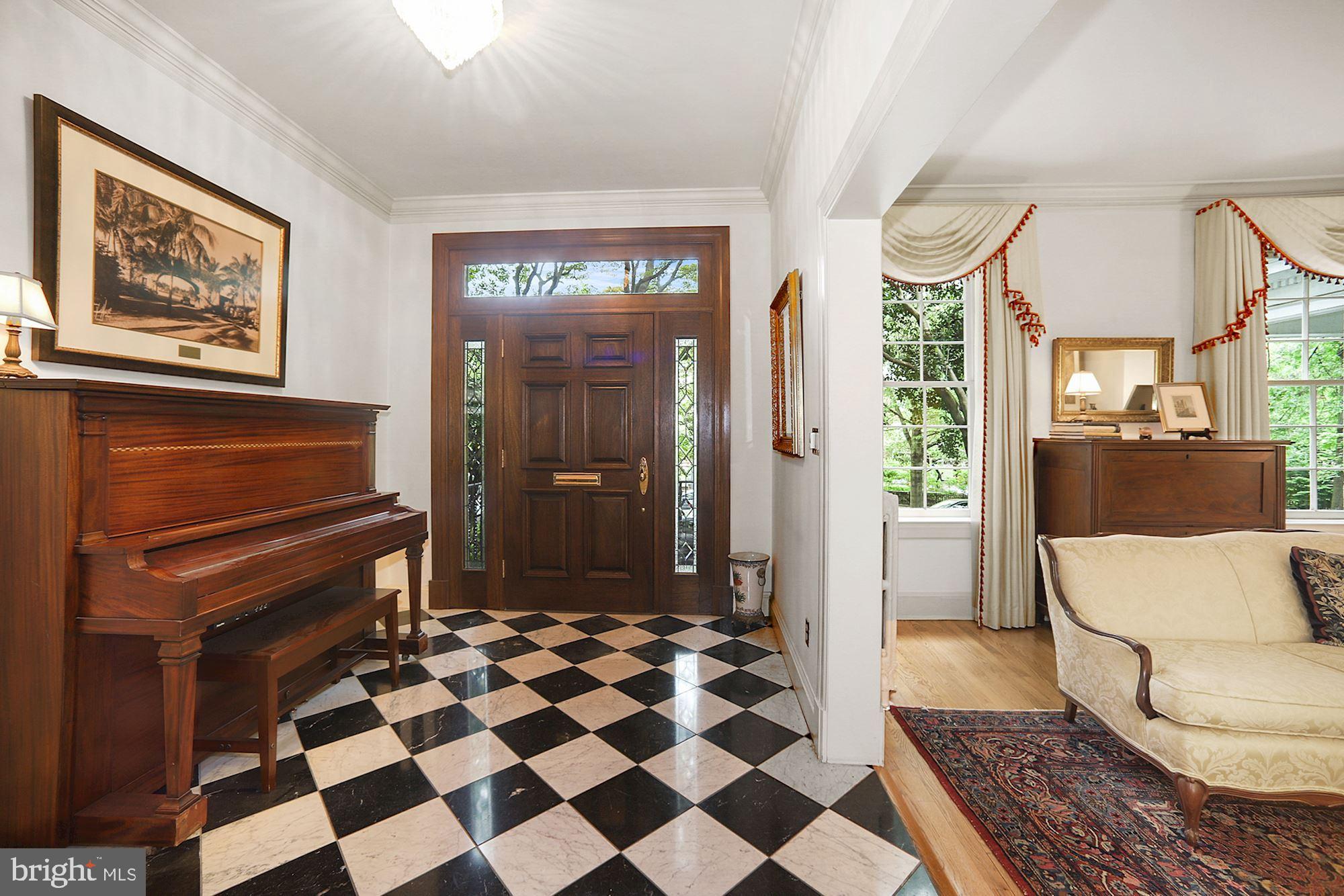 2806 Cathedral Avenue Northwest Washington, DC 20008 - Photo 4 of 35 Foyer