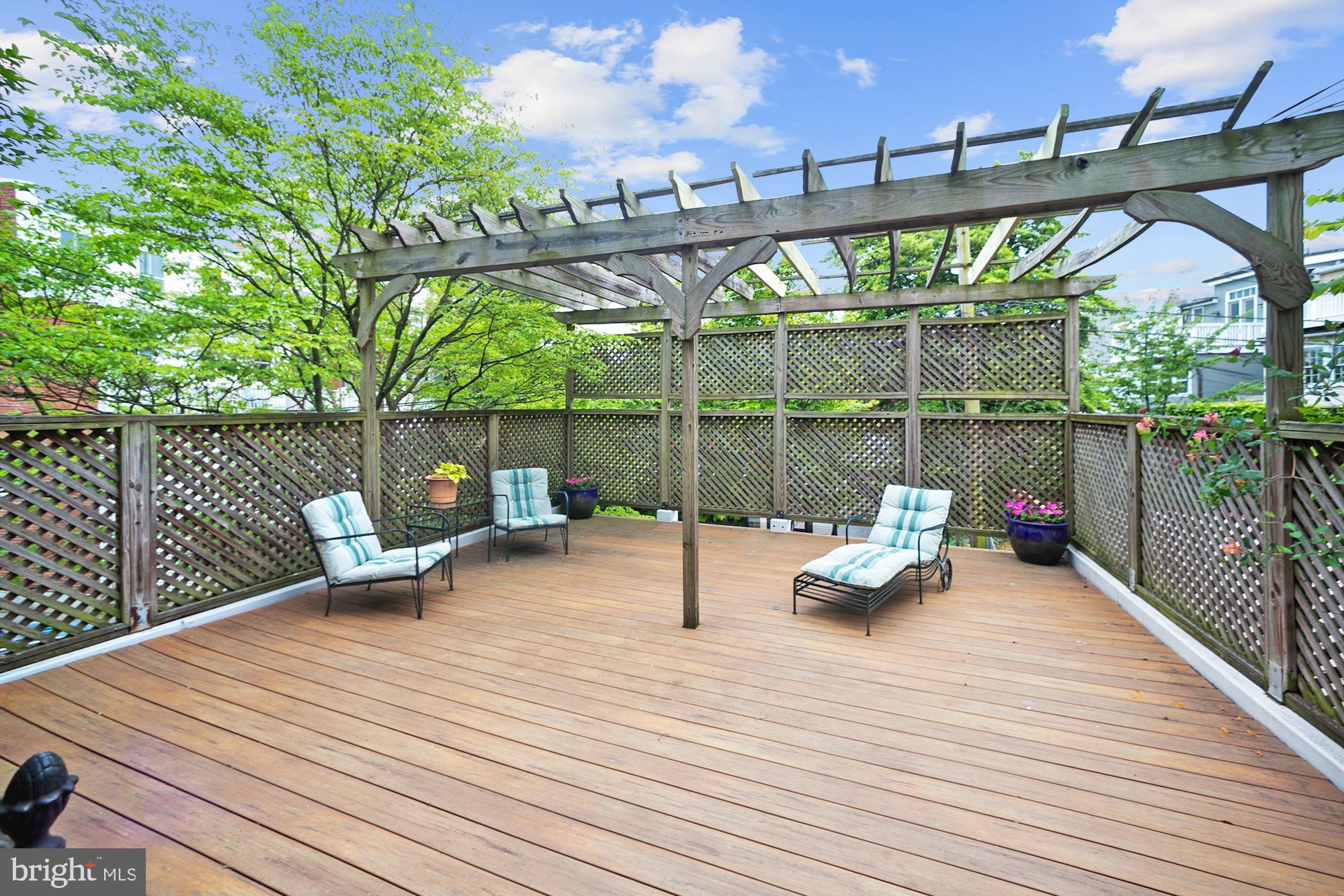 2806 Cathedral Avenue Northwest Washington, DC 20008 - Photo 32 of 35 Back upper deck