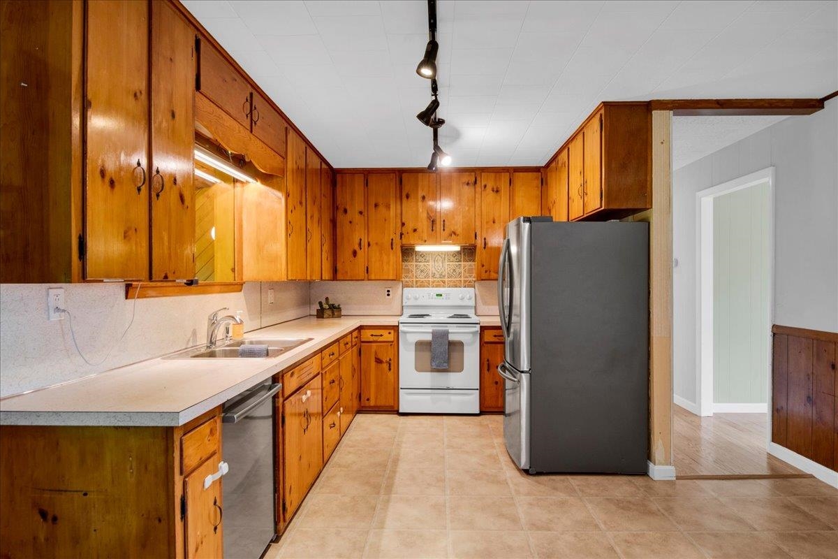 204 Lawrence Road Richmond, VT 05477 - Photo 13 of 60