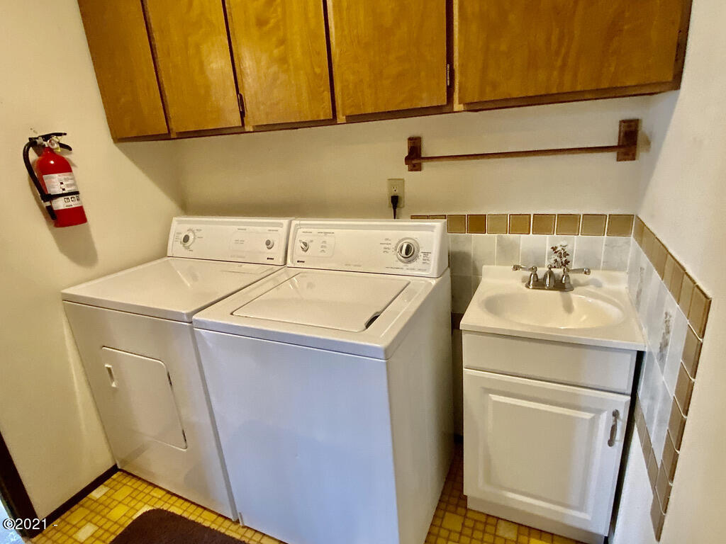 35 Southwest Hurbert Street Newport, OR 97365 - Photo 33 of 39 Laundry