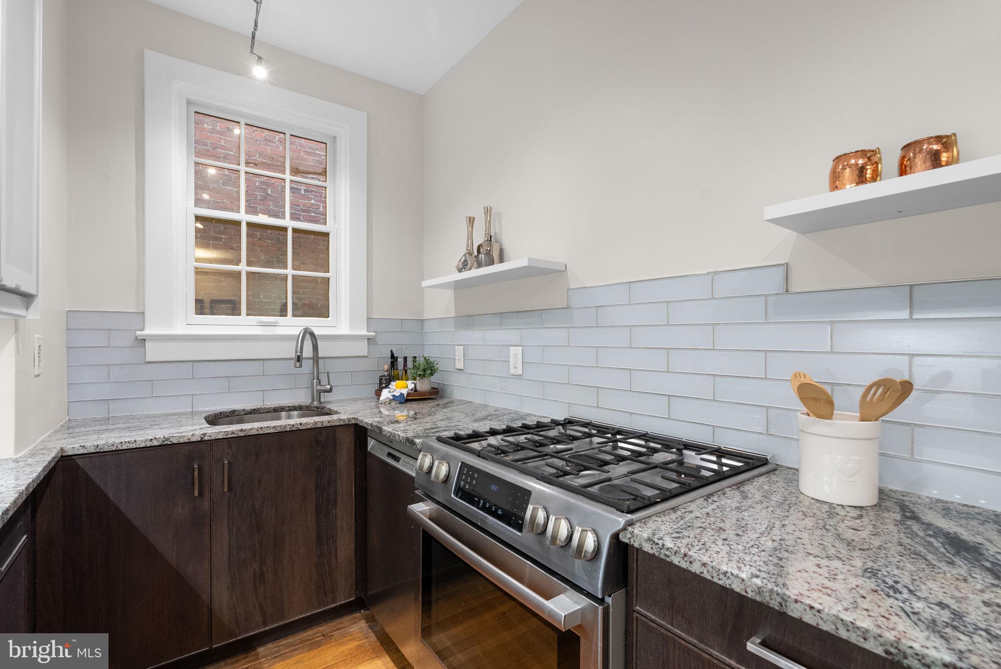 1705 Lanier Place Northwest, Unit 204 Washington, DC 20009 - Photo 14 of 26 Gas cooking!