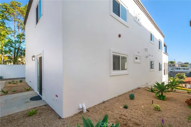 a view of a house with backyard