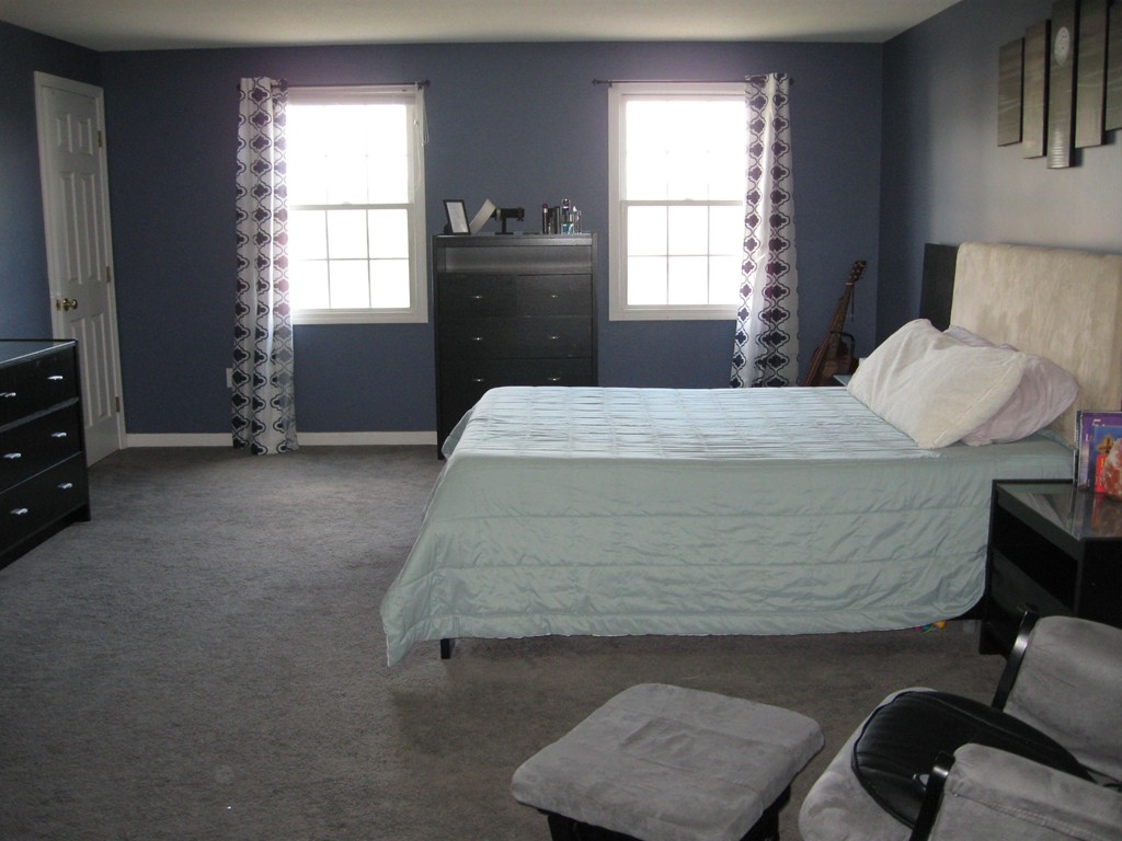 56 Gates Avenue Springfield, MA 01118 - Photo 19 of 30 a room with a bed and a window