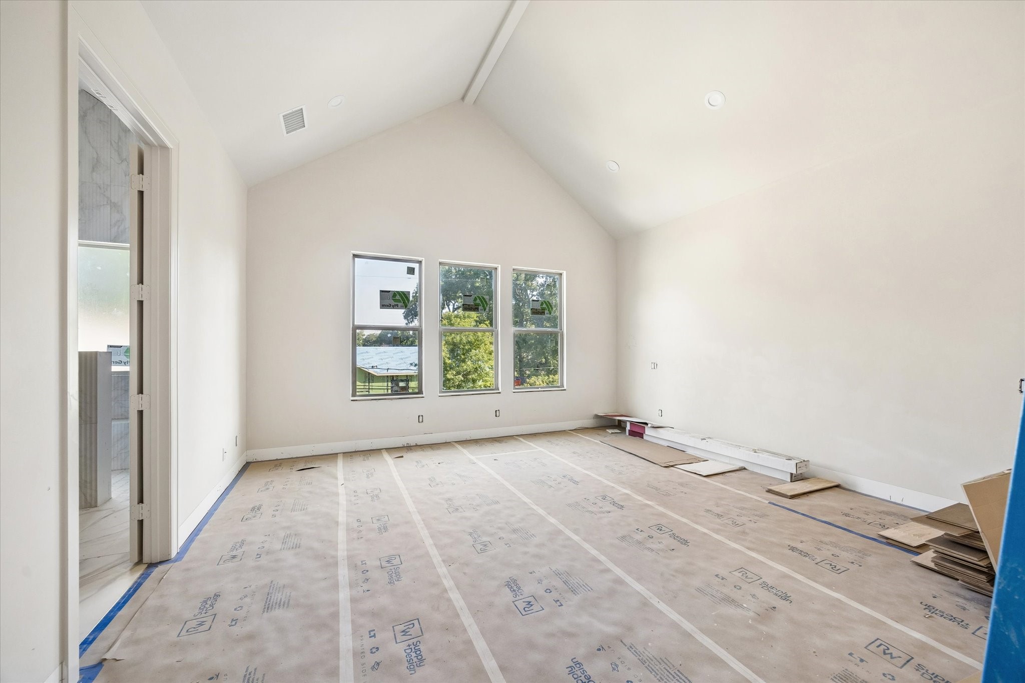 515 West 33rd Street Houston, TX 77018 - Photo 15 of 30 a view of an empty room with a window