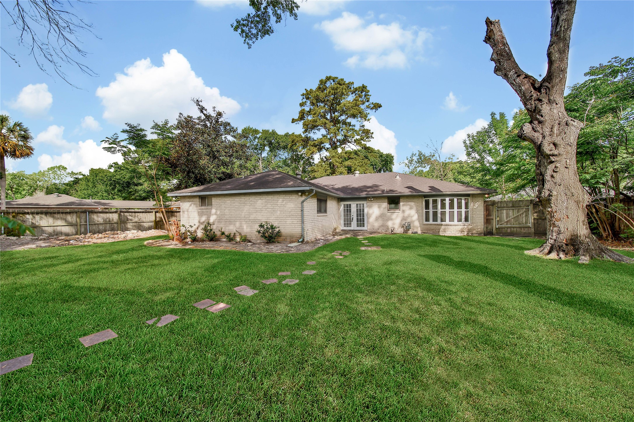 2006 Mermaid Lane Houston, TX 77062 - Photo 29 of 35 a view of a house with backyard and a sitting area