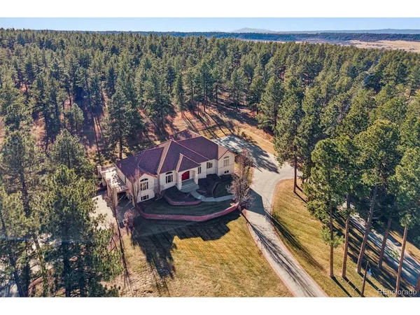 a view of a back yard from a balcony