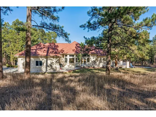 a view of a houses with a yard