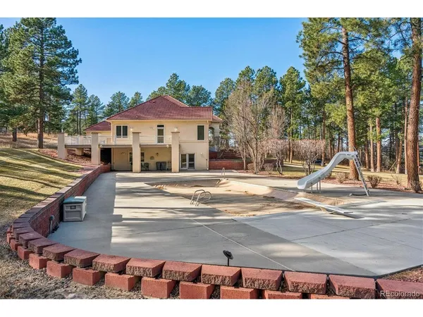 a view of a bench in the side of a yard