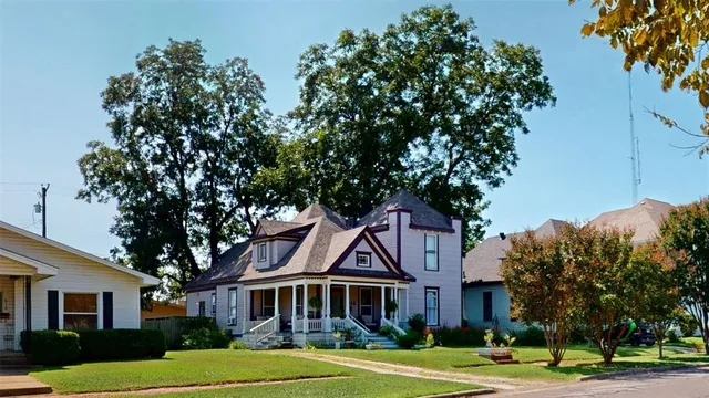 $199,900 | 618 West Chestnut Street, Denison, TX 75020