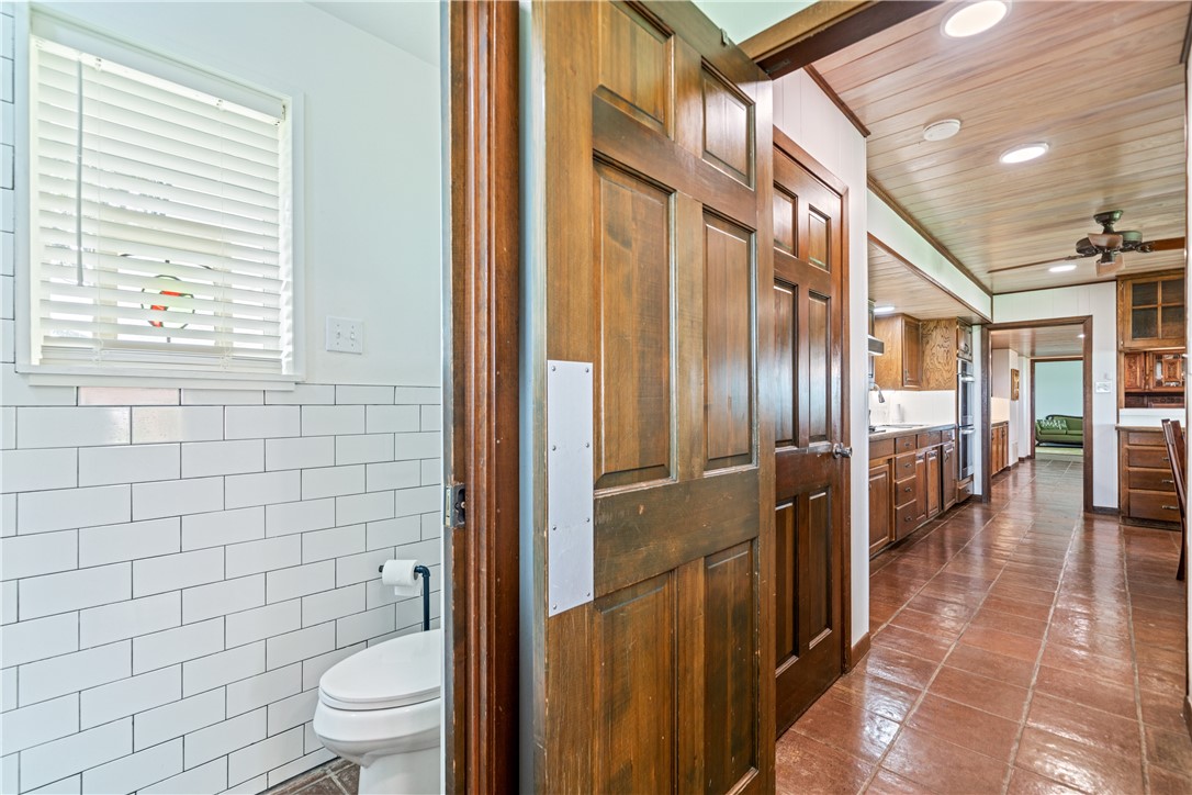 501 South County Road 1140 Riviera, TX 78379 - Photo 15 of 40 Adjacent full bathroom featuring a walk-in tiled s