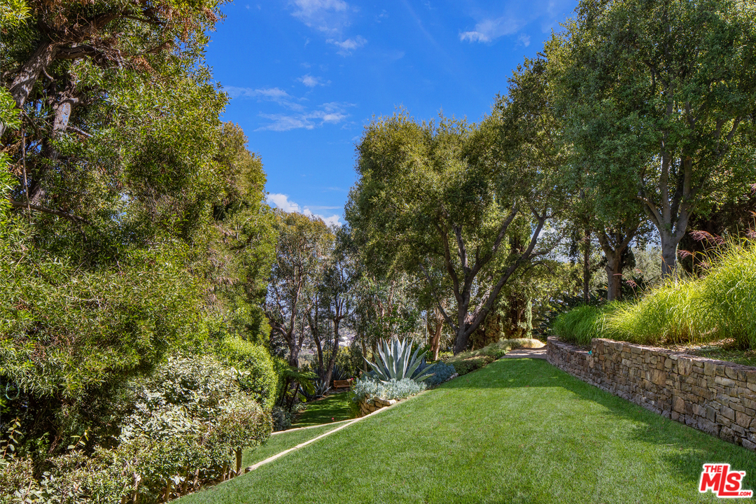 1827 Westridge Road Los Angeles, CA 90049 - Photo 20 of 34 a view of yard with green space