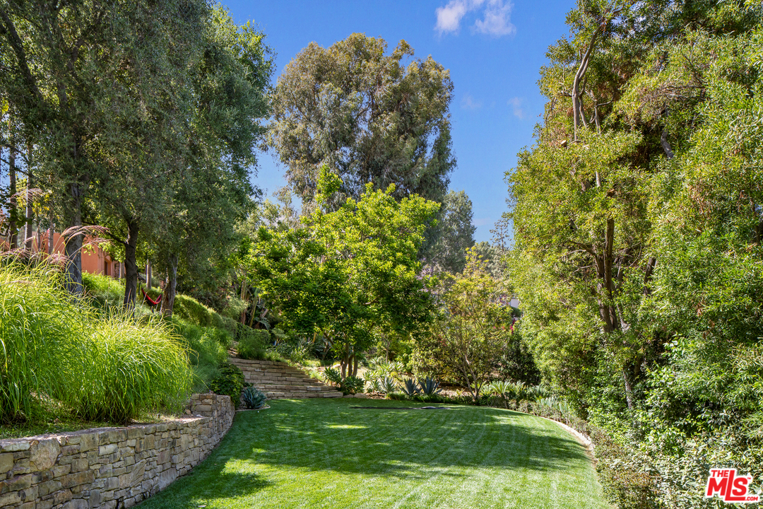 1827 Westridge Road Los Angeles, CA 90049 - Photo 21 of 34 a view of a garden