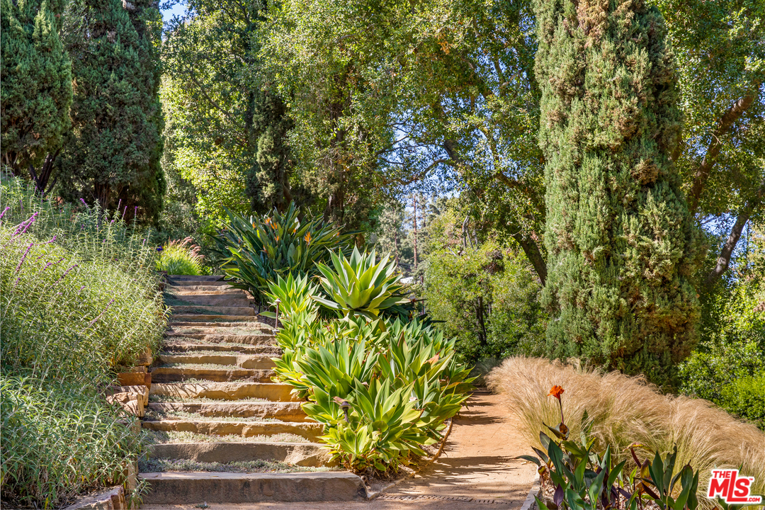 1827 Westridge Road Los Angeles, CA 90049 - Photo 22 of 34 a view of a pathway both side of yard