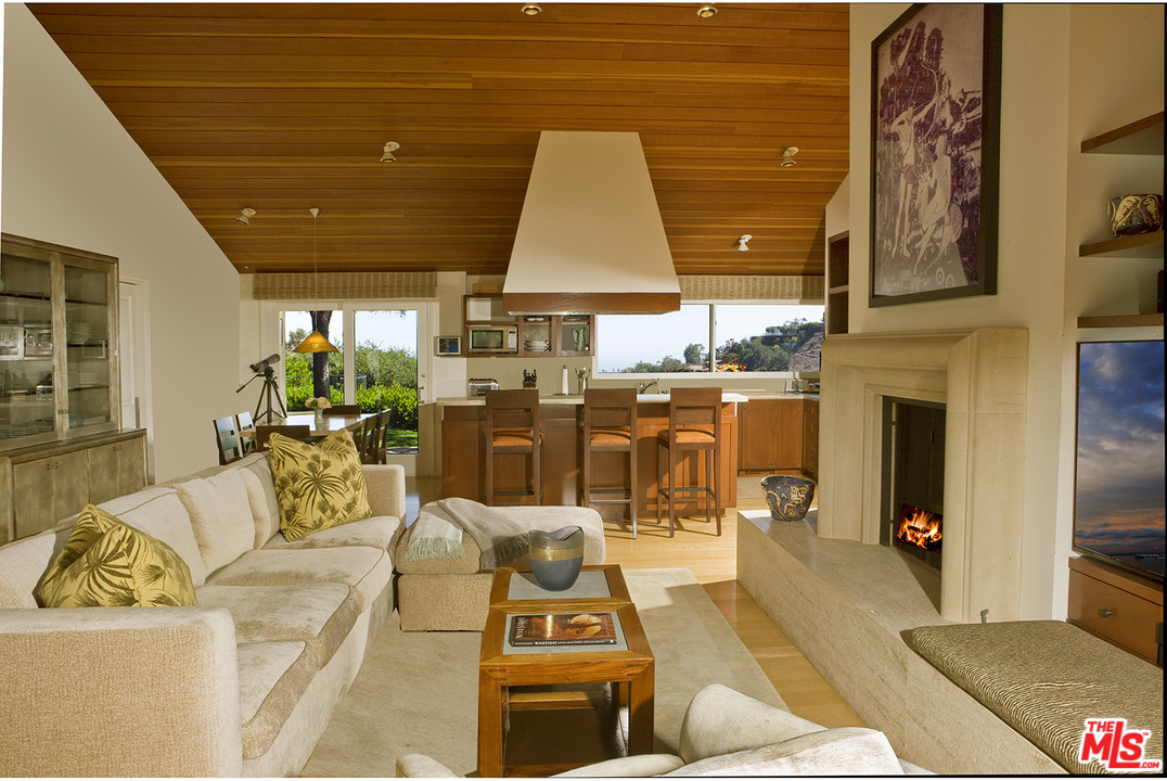 1827 Westridge Road Los Angeles, CA 90049 - Photo 29 of 34 a living room with furniture