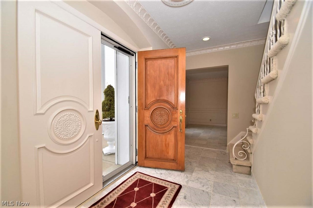 2795 Brainard Road Cleveland, OH 44124 - Photo 3 of 29 Foyer