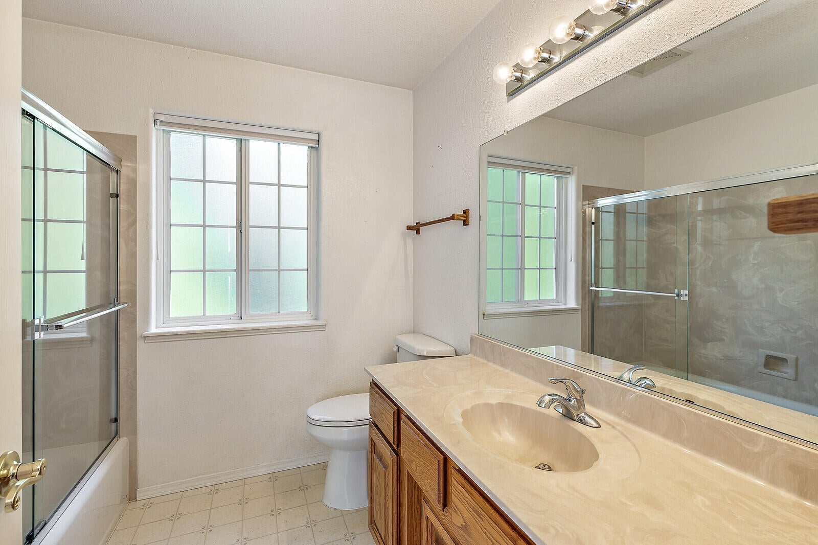 7212 Lower River Road Grants Pass, OR 97526 - Photo 24 of 31 Hall Bathroom