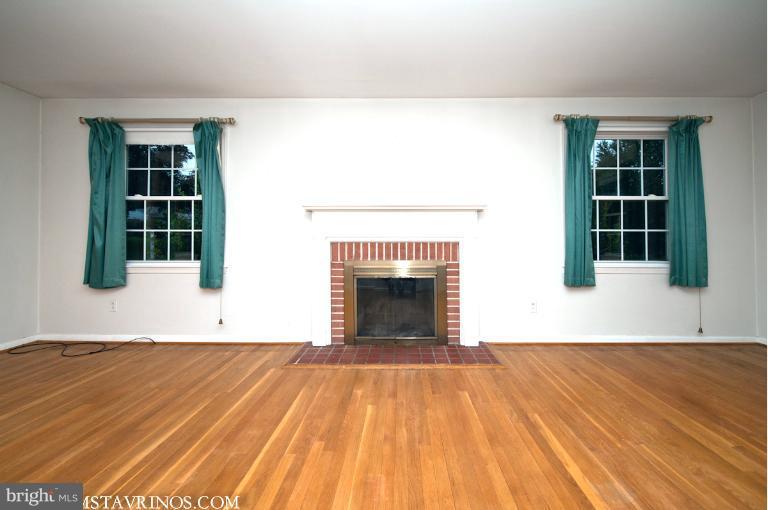 403 Aigburth Road Towson, MD 21286 - Photo 12 of 30 Living Room