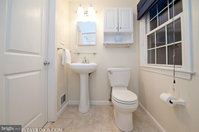 403 Aigburth Road Towson, MD 21286 - Photo 22 of 30 Bath