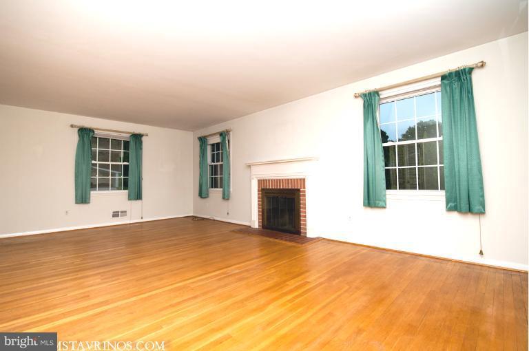 403 Aigburth Road Towson, MD 21286 - Photo 25 of 30 Living Room