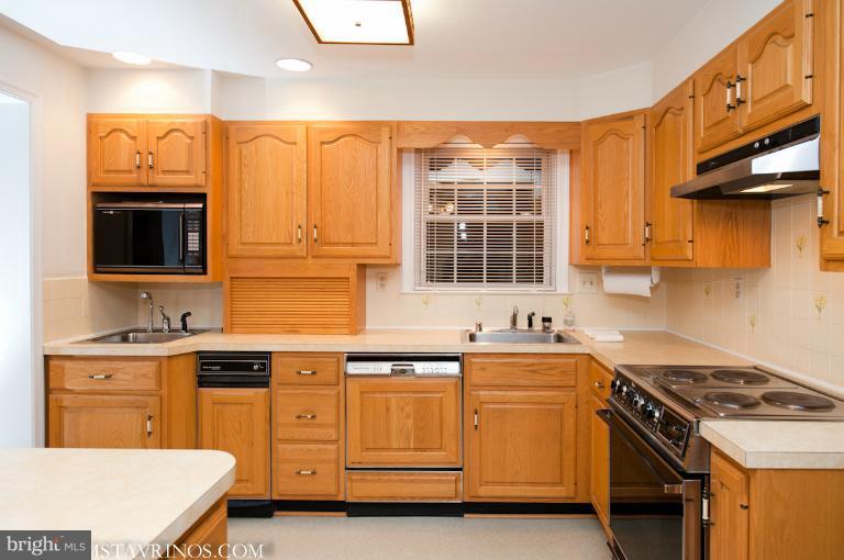 403 Aigburth Road Towson, MD 21286 - Photo 5 of 30 Kitchen