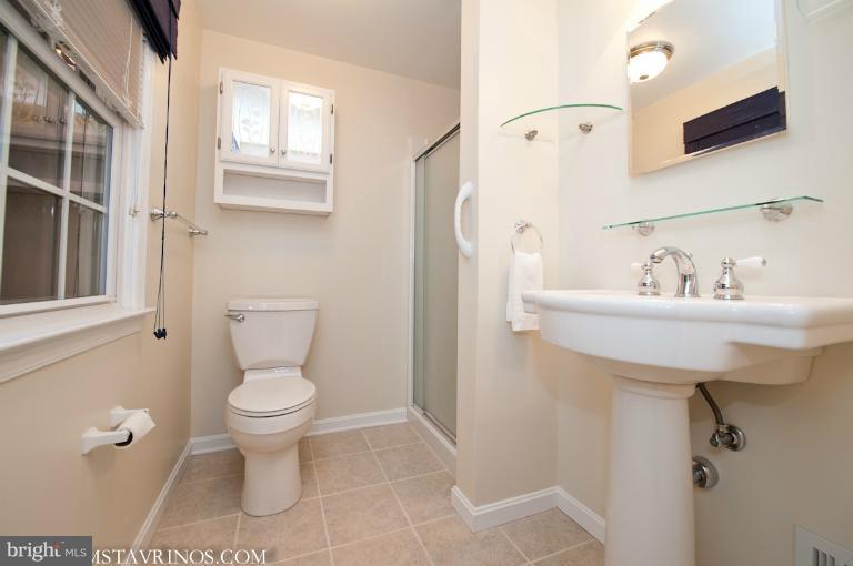 403 Aigburth Road Towson, MD 21286 - Photo 9 of 30 Bath (Master)