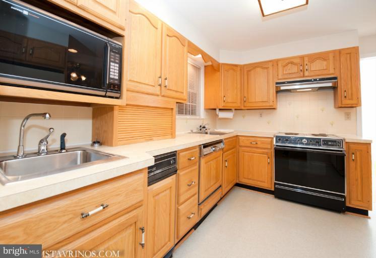 403 Aigburth Road Towson, MD 21286 - Photo 10 of 30 Kitchen