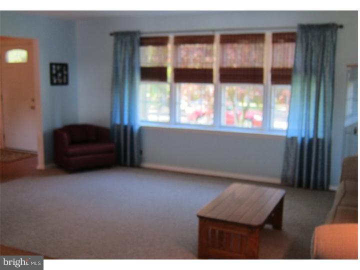 24 Purdue Drive Delran, NJ 08075 - Photo 9 of 21 Living Room