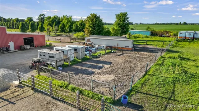 a view of a backyard