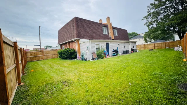 a view of a house with backyard and garden