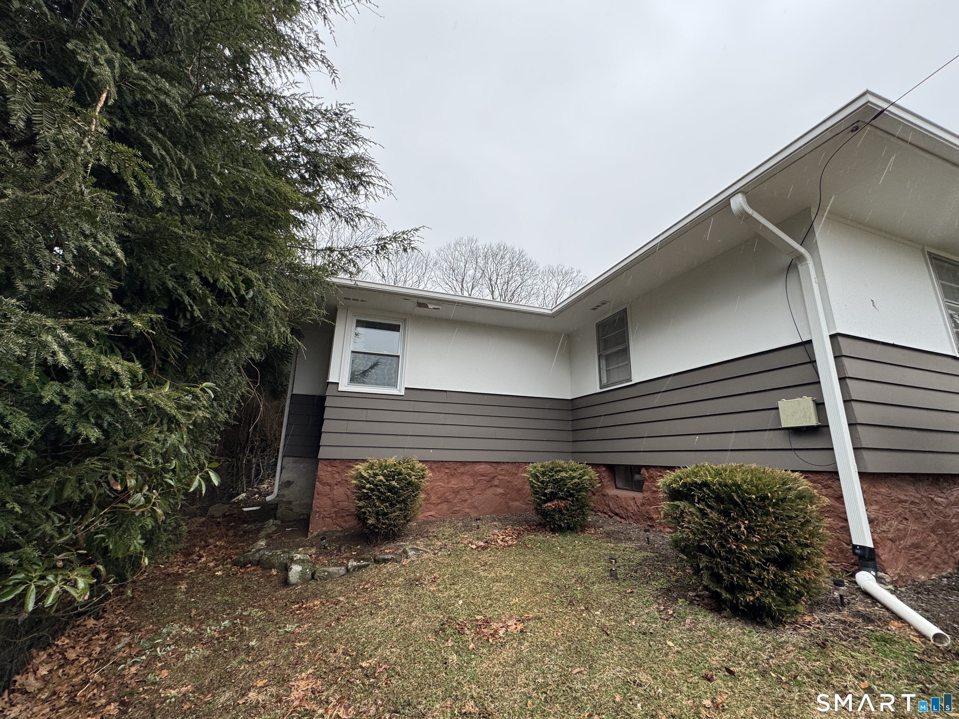 90 Larchmont Avenue Waterbury, CT 06708 - Photo 5 of 26 a backyard of a house with plants and outdoor seating