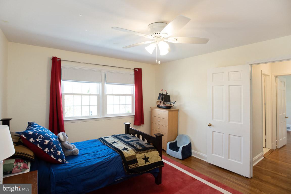 304 Cedarcroft Road Baltimore, MD 21212 - Photo 23 of 39 a living room with furniture and a window