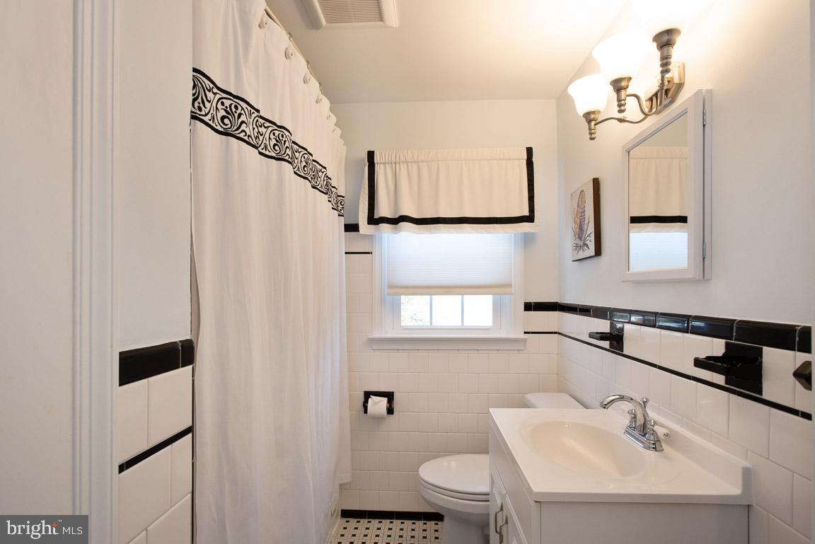 304 Cedarcroft Road Baltimore, MD 21212 - Photo 24 of 39 a bathroom with a sink toilet and mirror